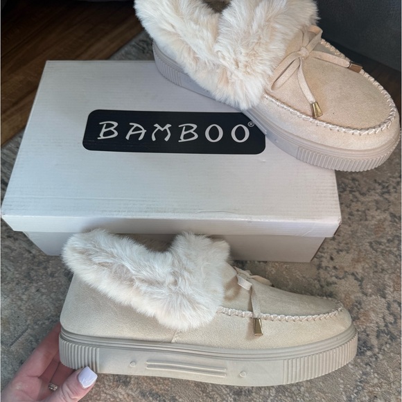 Bamboo Cozette Low Top Faux Fur Lined Cream Boots Size 9 NWT - Picture 2 of 6